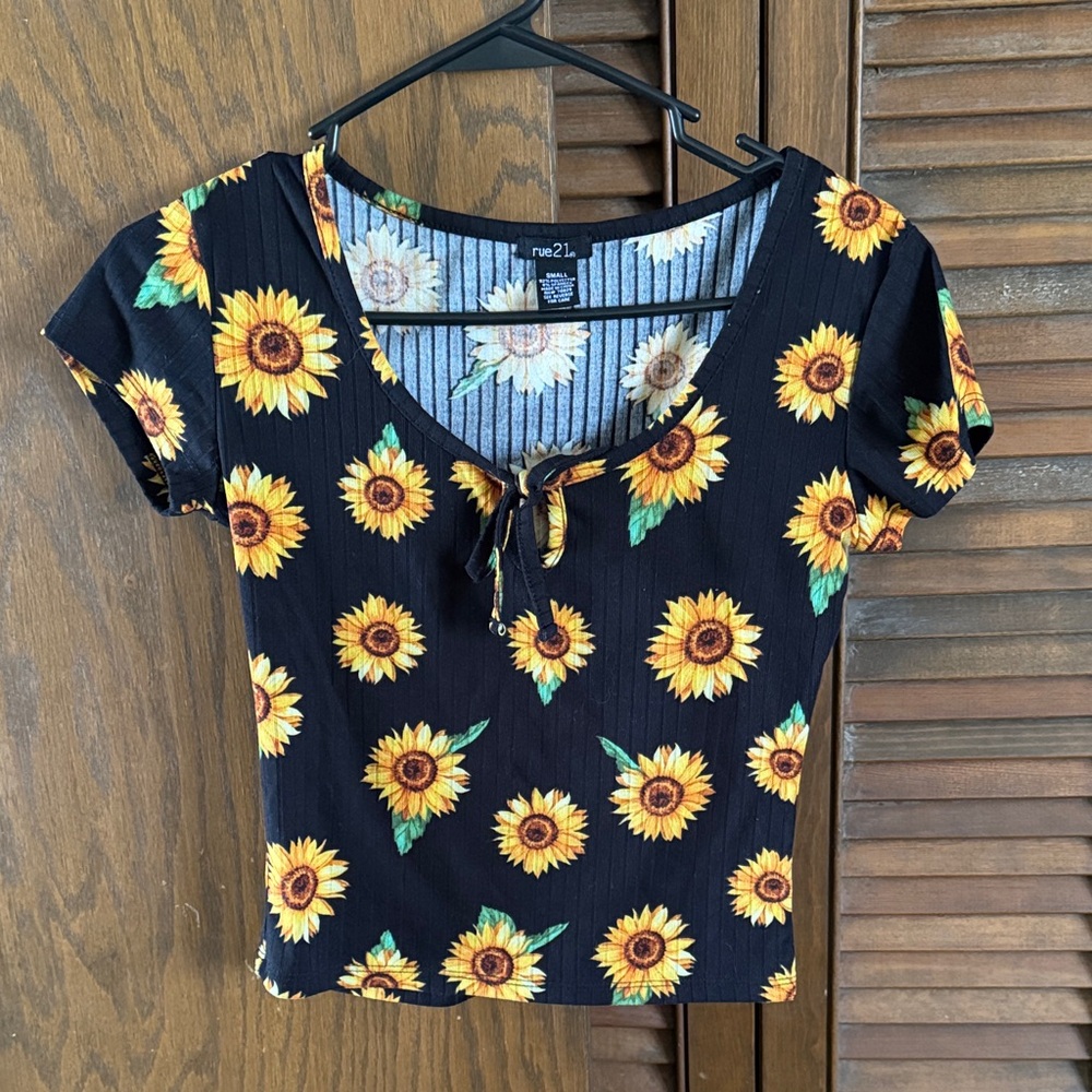 rue21 Black Sunflower Tie-Front Crop Top